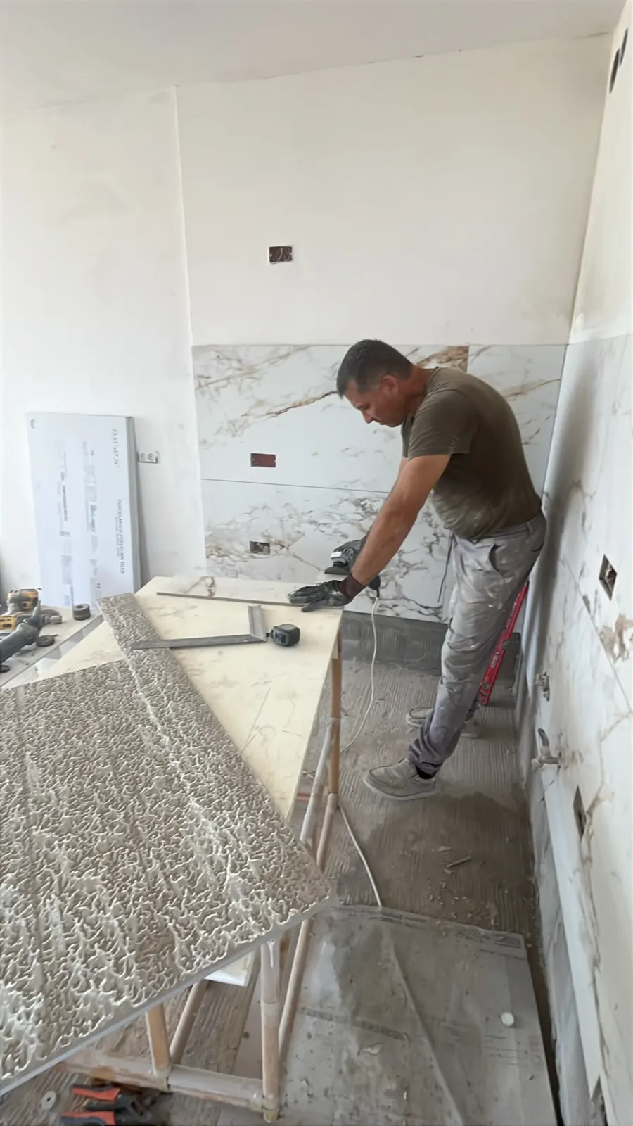 Corte de porcelánico a medida en obra