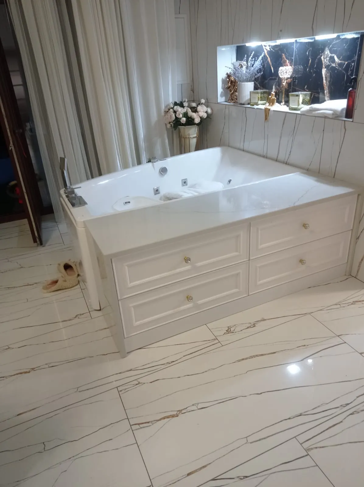 Baño con bañera de hidromasaje y mármol Calacatta