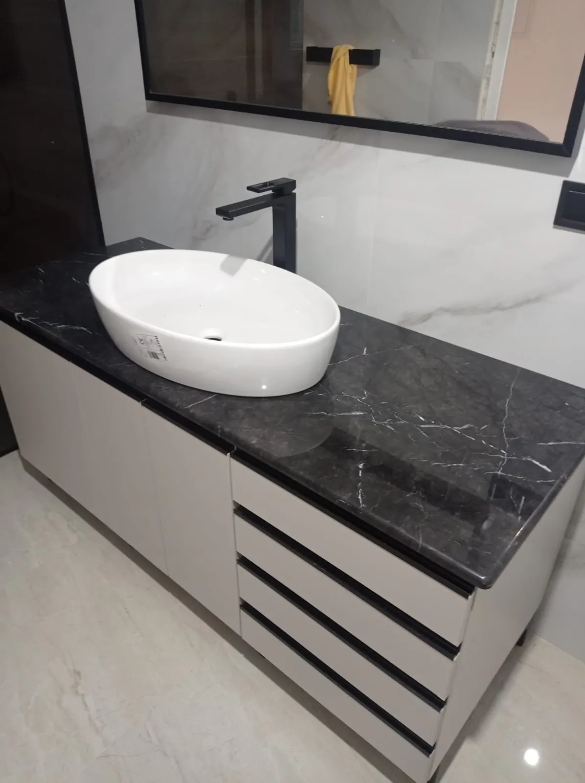 Mueble de baño con encimera de mármol negro
