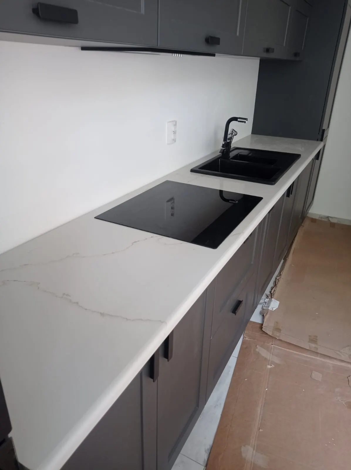 Cocina con encimera de cuarzo y muebles antracita