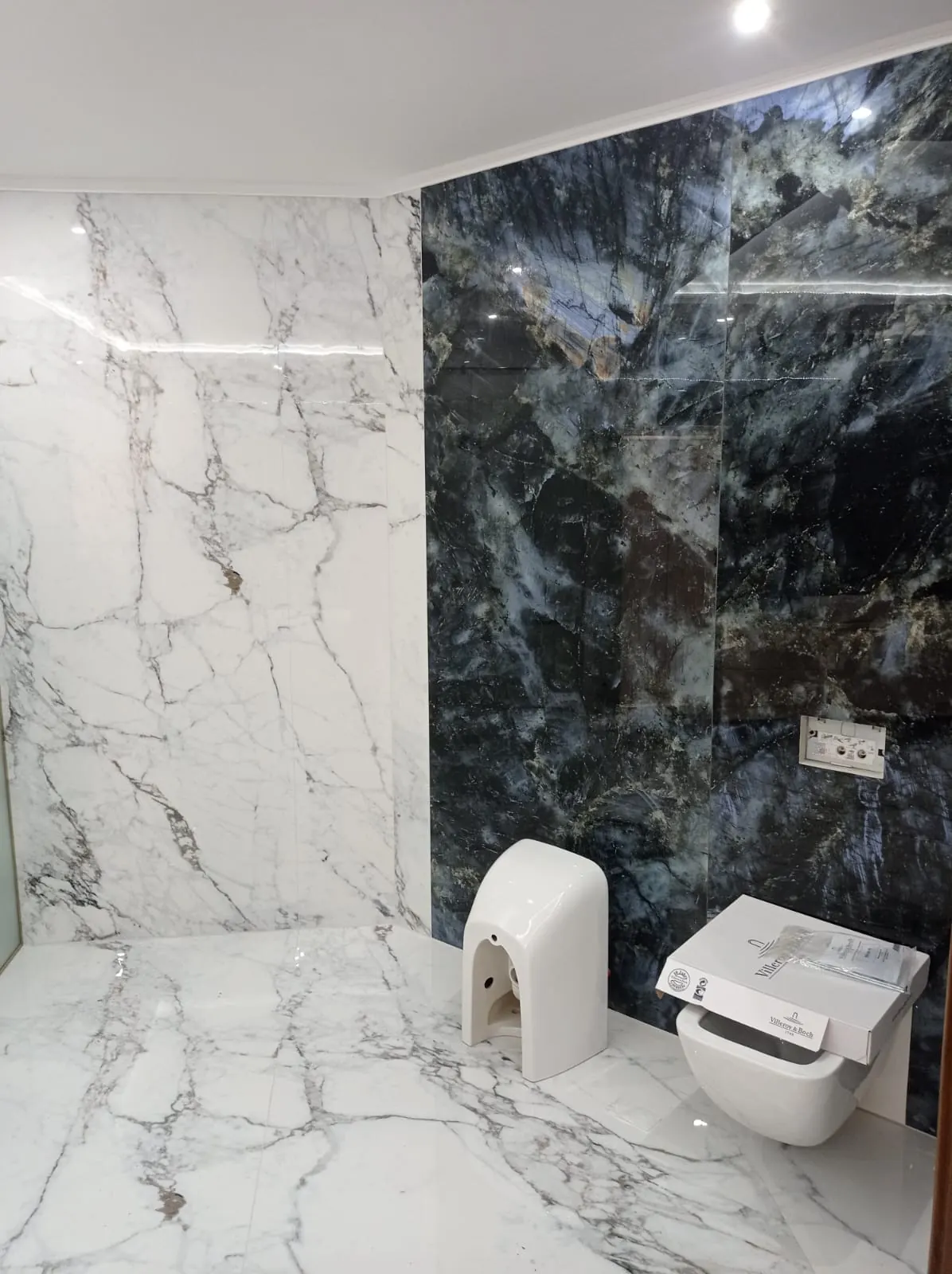 Baño con mármol Calacatta y granito azul